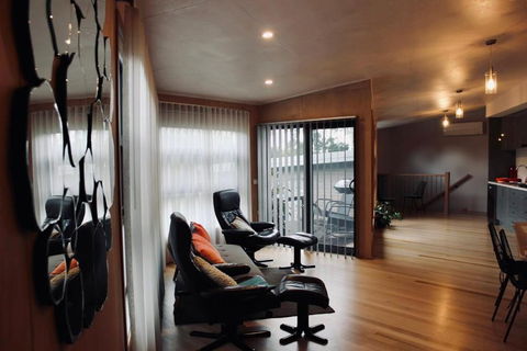 Architectural Crisp & Convenient Location - Accommodation Main Beach 2