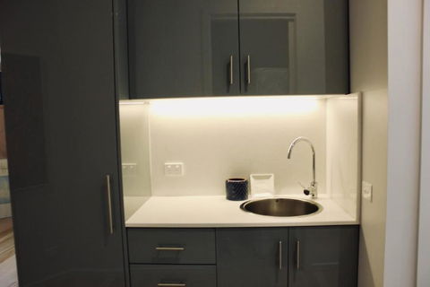 Architectural Crisp & Convenient Location - Accommodation Main Beach 3