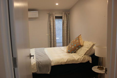 Architectural Crisp & Convenient Location - Accommodation Main Beach 4