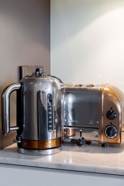 Architectural Home, Pool Oasis/ Steps From Trendy Chapel St. - Accommodation Main Beach 4