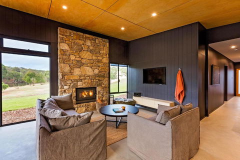 Artisan Koorabin - Accommodation Main Beach 2