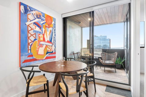 Artistic Urban Getaway Just Off Smith Street! - Accommodation Main Beach 1