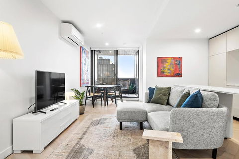 Artistic Urban Getaway Just Off Smith Street! - Accommodation Main Beach 0