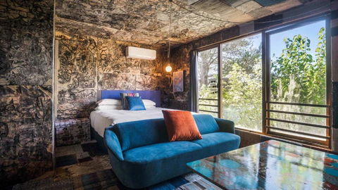 Artists Former Residence - Accommodation Main Beach 1