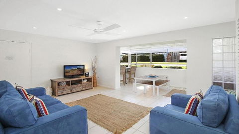 Ashwood 100 Meters To Beach, Shops, Cafes Accom Holidays - Accommodation Main Beach 3