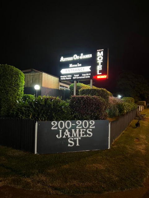 Asters On James Motor Inn - Accommodation Main Beach 0