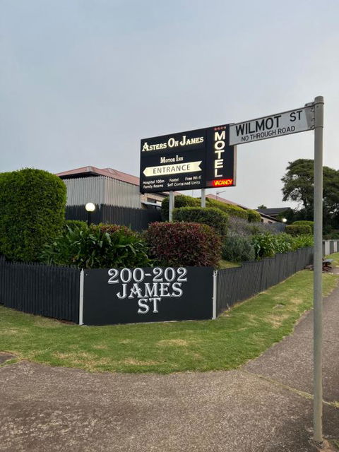 Asters On James Motor Inn - Accommodation Main Beach 1