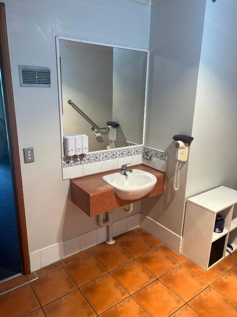 Asters On James Motor Inn - Accommodation Main Beach 3