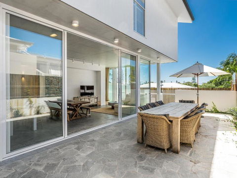 Audrey - Accommodation Main Beach 2