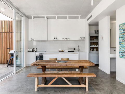 Audrey - Accommodation Main Beach 4