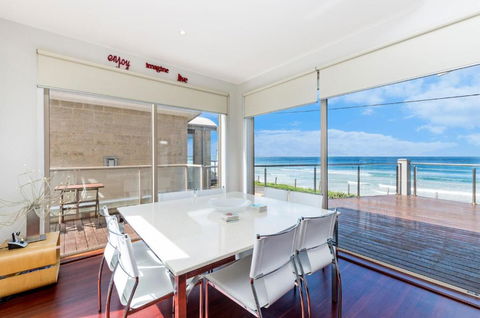 Auldys - Accommodation Main Beach 2