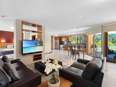 Aurora Cottages - Six Seasons - Accommodation Main Beach 0