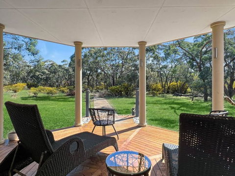 Aurora Cottages - Six Seasons - Accommodation Main Beach 3