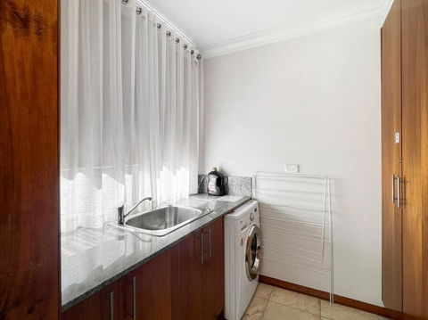 Aurora Cottages - Six Seasons - Accommodation Main Beach 4