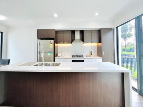 Austral Newly Built Modern 3 Br Home - Accommodation Main Beach 2
