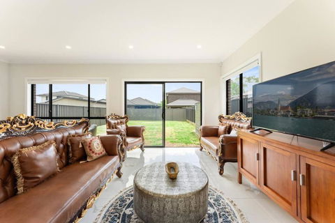 Austral Spacious Large 5 Br Home With Central AC - Accommodation Main Beach 0