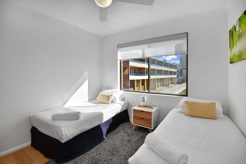 Avilla Court Stunning Views - Accommodation Main Beach 2