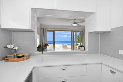 Avilla Court Stunning Views - Accommodation Main Beach 4