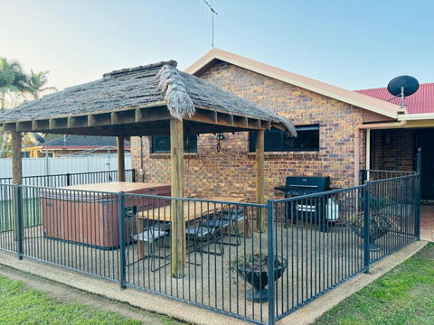 Avoca House - Accommodation Main Beach 3