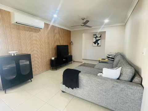 Avoca House - Accommodation Main Beach 0