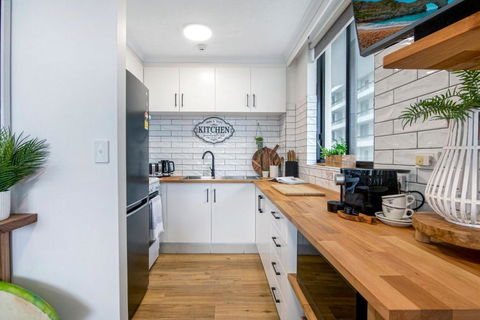 Athena By The Sea Luxurious Beachfront Retreat - CoastHM - Accommodation Main Beach 4