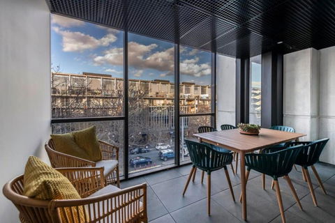 Architectural Delight On Lonsdale - Accommodation Main Beach 0