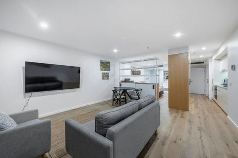 Architectural Delight On Lonsdale - Accommodation Main Beach 2