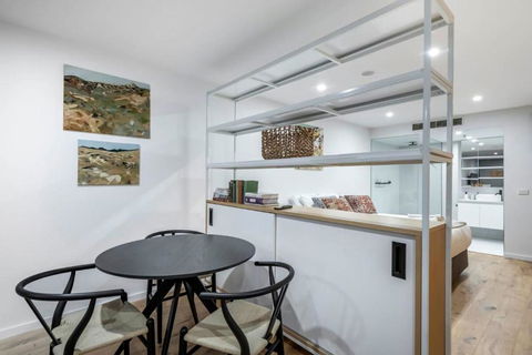 Architectural Delight On Lonsdale - Accommodation Main Beach 3