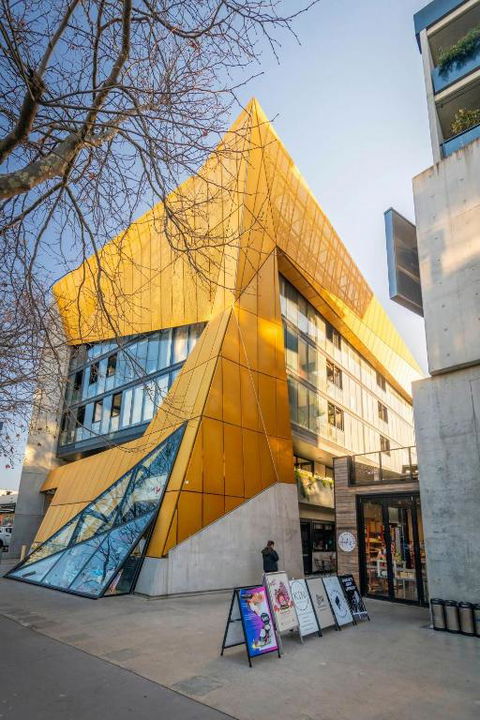 Architectural Delight On Lonsdale - Accommodation Main Beach 1