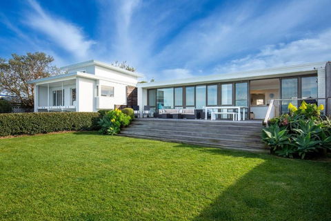 Azure Absolute Beachfront I Pet Friendly - Accommodation Main Beach 2