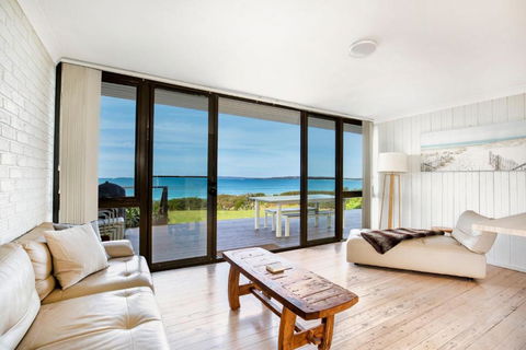 Azure Absolute Beachfront I Pet Friendly - Accommodation Main Beach 1