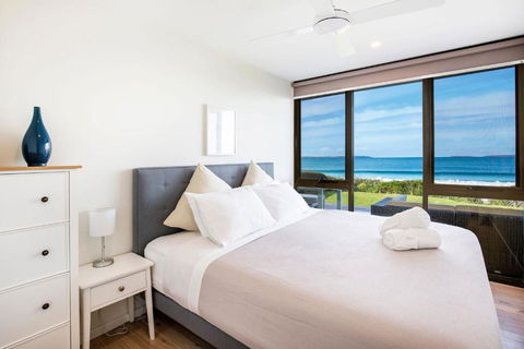 Azure Absolute Beachfront I Pet Friendly - Accommodation Main Beach 3