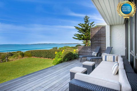 Azure Absolute Beachfront I Pet Friendly - Accommodation Main Beach 0