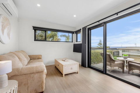 Azure Studio - Ocean Glimpses - 3 Mins Walk To Beach - Accommodation Main Beach 1