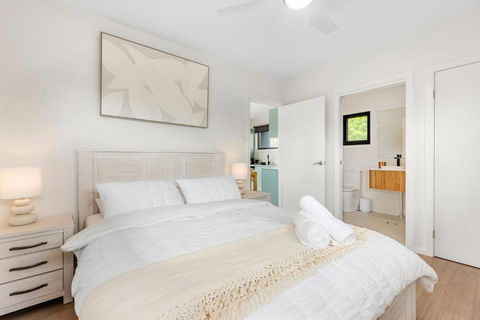 Azure Studio - Ocean Glimpses - 3 Mins Walk To Beach - Accommodation Main Beach 3