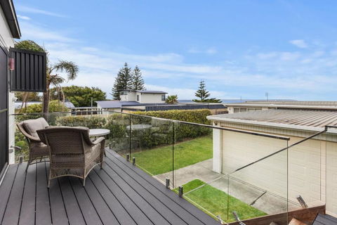 Azure Studio - Ocean Glimpses - 3 Mins Walk To Beach - Accommodation Main Beach 0