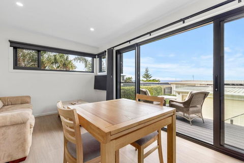 Azure Studio - Ocean Glimpses - 3 Mins Walk To Beach - Accommodation Main Beach 4