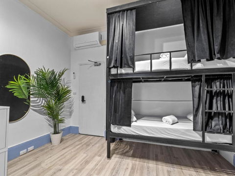 AZZURRO POD HOTEL Darling Harbour- Near ICC - Accommodation Main Beach 3