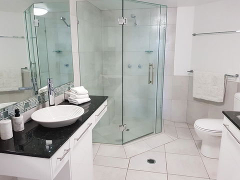 Excellsior Apartments - Accommodation Main Beach 5