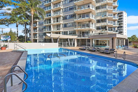 Pacific Regis Beachfront Holiday Apartments - Accommodation Main Beach 3