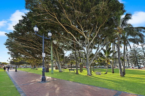 Pacific Regis Beachfront Holiday Apartments - Accommodation Main Beach 18