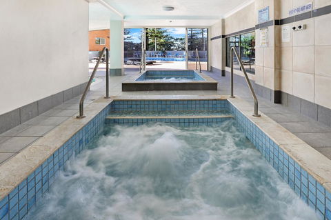 Pacific Regis Beachfront Holiday Apartments - Accommodation Main Beach 5