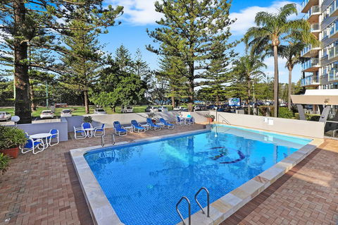 Pacific Regis Beachfront Holiday Apartments - Accommodation Main Beach 4