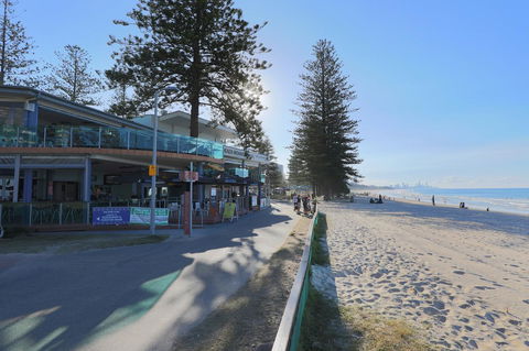 Pacific Regis Beachfront Holiday Apartments - Accommodation Main Beach 17