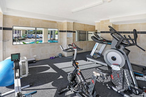 Pacific Regis Beachfront Holiday Apartments - Accommodation Main Beach 8
