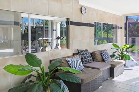 Pacific Regis Beachfront Holiday Apartments - Accommodation Main Beach 7