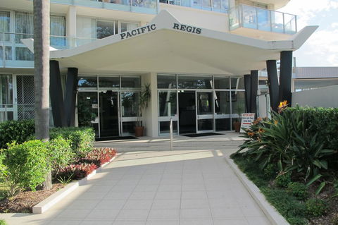 Pacific Regis Beachfront Holiday Apartments - Accommodation Main Beach 10
