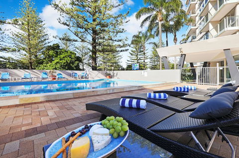 Pacific Regis Beachfront Holiday Apartments - Accommodation Main Beach 1