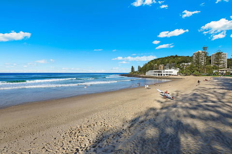 Pacific Regis Beachfront Holiday Apartments - Accommodation Main Beach 2