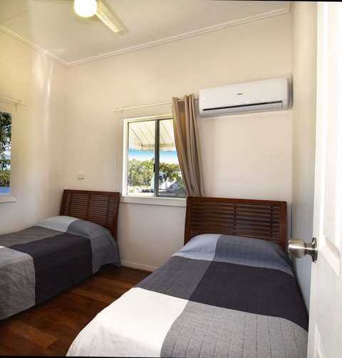 Absolute Waterfront - Accommodation Main Beach 3